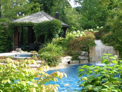 The backgarden pool house and waterfall